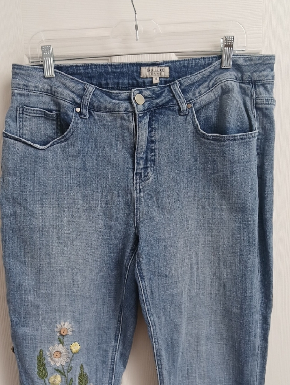 Tru Luxe Embroidered Floral Light Blue Women's Crop Jeans with Lace Trim Size 12 - Picture 2 of 14